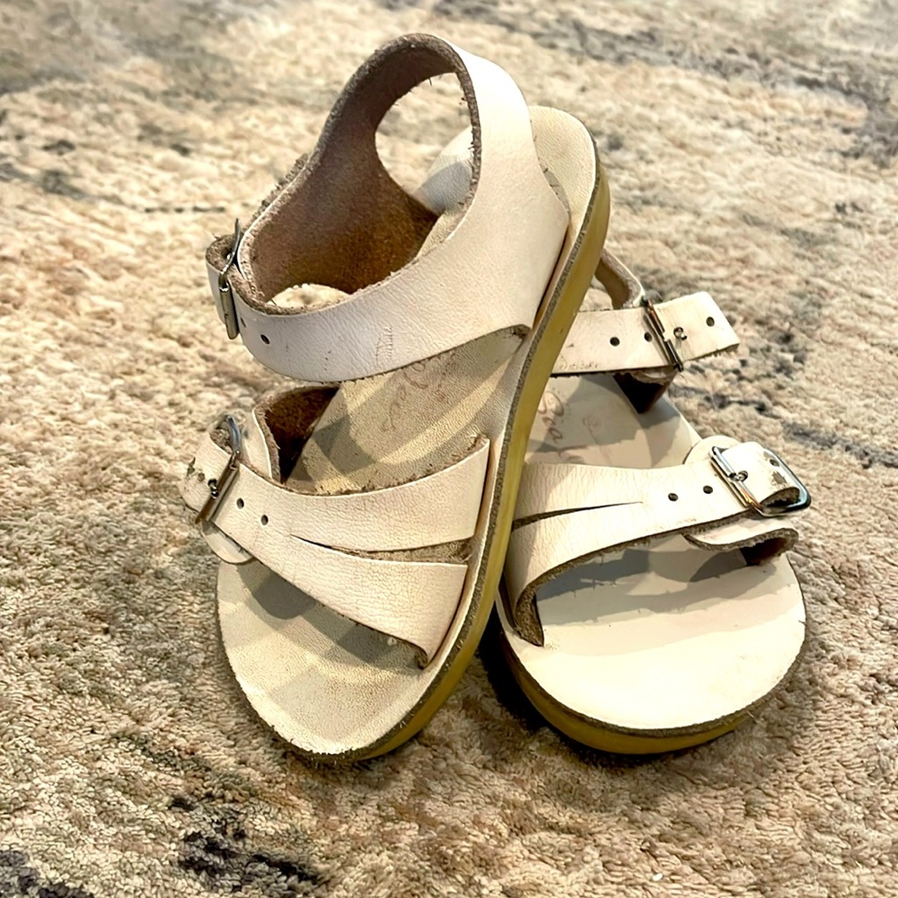 Hoy Salt Water Sandals sea wees, excellent condition white